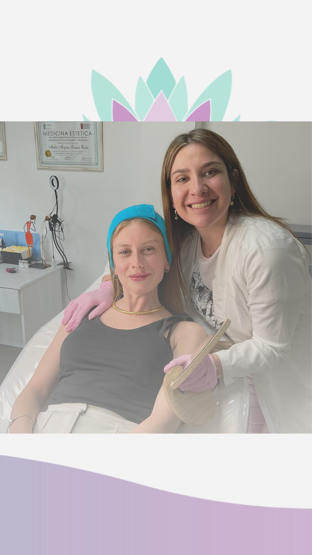 La Dra. Moyano abraza a una paciente en la camilla del consultorio; detrás, su diploma de Medicina Estética